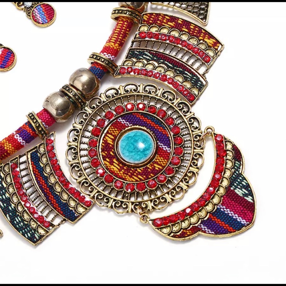 BEAUTIFUL NECKLACE AND EARRING SET - Picture 3 of 3